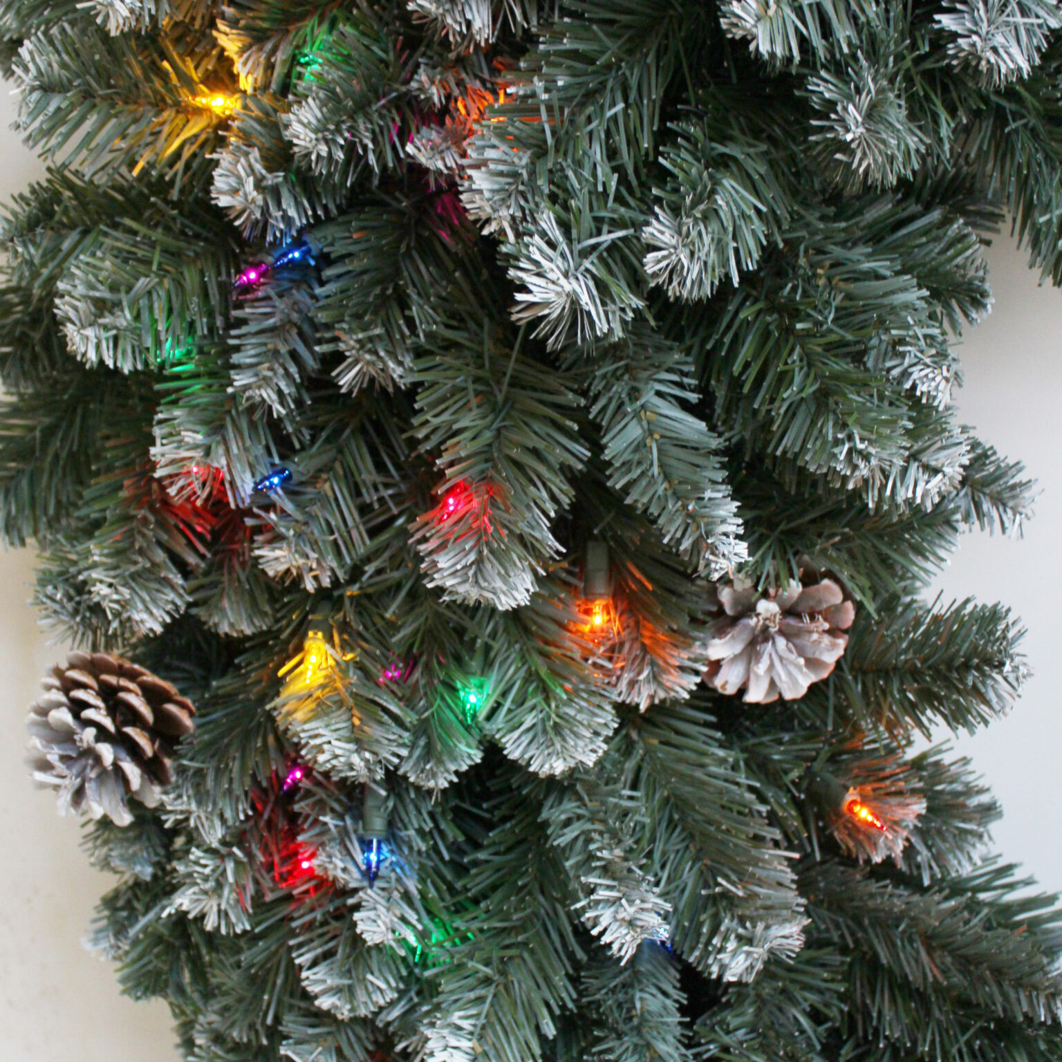 75851RoyalMajesticFirArtificialChristmasWreathMultiIncandescent